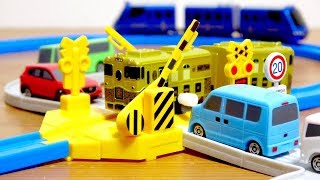 踏切最高やんか！トミカ ポケットトミカ いっしょにあそぼう！車と列車行き交う町編 全６種 いすゞエルフ・トラック・バス・道路セット カプセルプラレールと一緒に☆ [upl. by Ahsiekal]